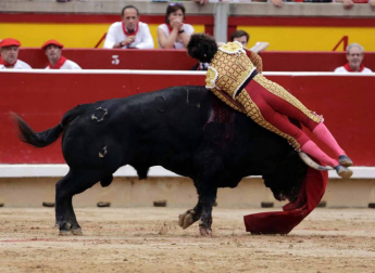 Ureña y Román cortaron las primeras orejas de la feria y Garrido resulto corneado al entrar a matar