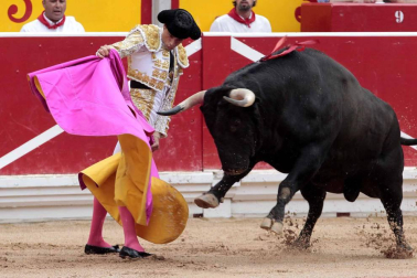 Ureña y Román cortaron las primeras orejas de la feria y Garrido resulto corneado al entrar a matar