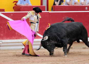Ureña y Román cortaron las primeras orejas de la feria y Garrido resulto corneado al entrar a matar