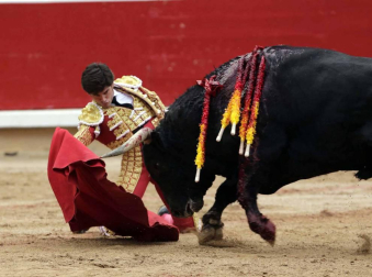 Ureña y Román cortaron las primeras orejas de la feria y Garrido resulto corneado al entrar a matar