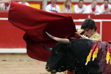 Ureña y Román cortaron las primeras orejas de la feria y Garrido resulto corneado al entrar a matar