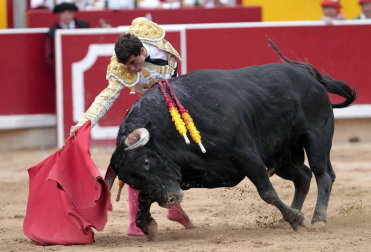 Ureña y Román cortaron las primeras orejas de la feria y Garrido resulto corneado al entrar a matar