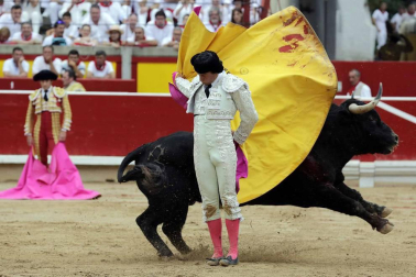Ureña y Román cortaron las primeras orejas de la feria y Garrido resulto corneado al entrar a matar