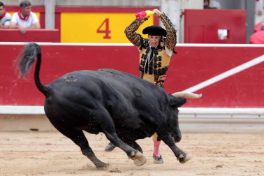 Ureña y Román cortaron las primeras orejas de la feria y Garrido resulto corneado al entrar a matar