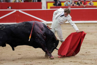 Ureña y Román cortaron las primeras orejas de la feria y Garrido resulto corneado al entrar a matar