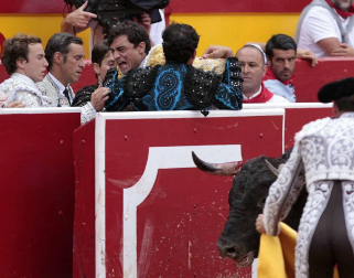 Ureña y Román cortaron las primeras orejas de la feria y Garrido resulto corneado al entrar a matar