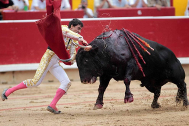 Ureña y Román cortaron las primeras orejas de la feria y Garrido resulto corneado al entrar a matar