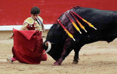 Ureña y Román cortaron las primeras orejas de la feria y Garrido resulto corneado al entrar a matar