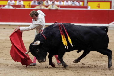 Ureña y Román cortaron las primeras orejas de la feria y Garrido resulto corneado al entrar a matar