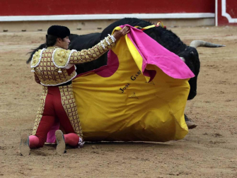Ureña y Román cortaron las primeras orejas de la feria y Garrido resulto corneado al entrar a matar