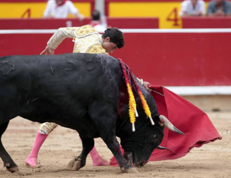 Ureña y Román cortaron las primeras orejas de la feria y Garrido resulto corneado al entrar a matar