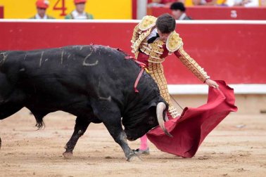 Ureña y Román cortaron las primeras orejas de la feria y Garrido resulto corneado al entrar a matar