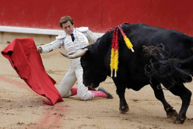 Ureña y Román cortaron las primeras orejas de la feria y Garrido resulto corneado al entrar a matar