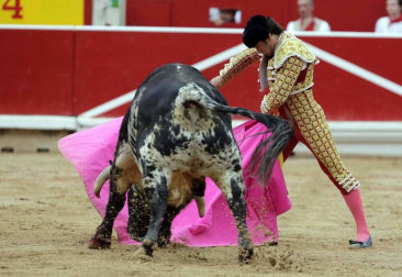 Ureña y Román cortaron las primeras orejas de la feria y Garrido resulto corneado al entrar a matar