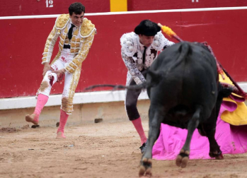 Ureña y Román cortaron las primeras orejas de la feria y Garrido resulto corneado al entrar a matar
