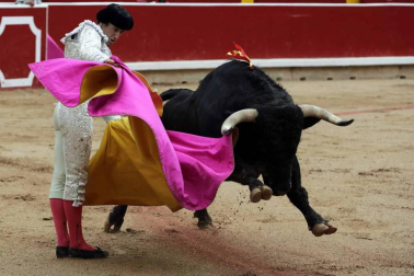 Ureña y Román cortaron las primeras orejas de la feria y Garrido resulto corneado al entrar a matar
