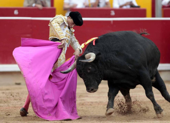 Ureña y Román cortaron las primeras orejas de la feria y Garrido resulto corneado al entrar a matar
