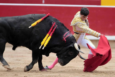 Ureña y Román cortaron las primeras orejas de la feria y Garrido resulto corneado al entrar a matar