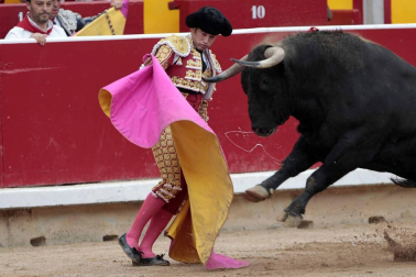 Ureña y Román cortaron las primeras orejas de la feria y Garrido resulto corneado al entrar a matar