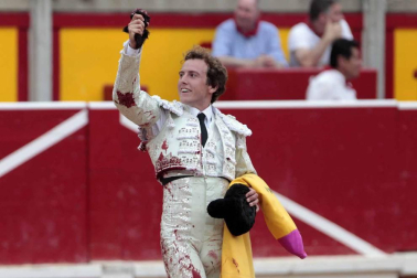 Ureña y Román cortaron las primeras orejas de la feria y Garrido resulto corneado al entrar a matar