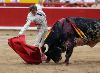 Ureña y Román cortaron las primeras orejas de la feria y Garrido resulto corneado al entrar a matar