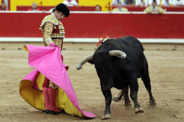 Ureña y Román cortaron las primeras orejas de la feria y Garrido resulto corneado al entrar a matar