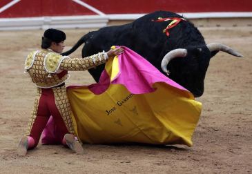 Ureña y Román cortaron las primeras orejas de la feria y Garrido resulto corneado al entrar a matar