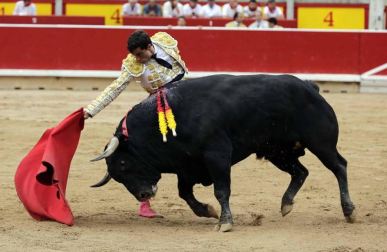 Ureña y Román cortaron las primeras orejas de la feria y Garrido resulto corneado al entrar a matar