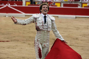 Ureña y Román cortaron las primeras orejas de la feria y Garrido resulto corneado al entrar a matar