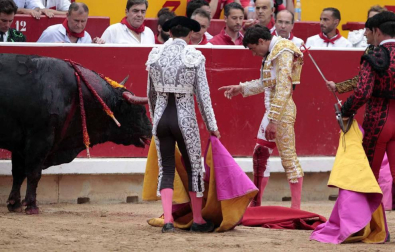 Ureña y Román cortaron las primeras orejas de la feria y Garrido resulto corneado al entrar a matar