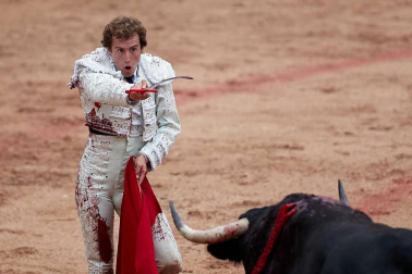 Faena de los toros de la ganadería del Puerto de San Lorenzo para los diestros Paco Ureña, Román y José Garrido.
