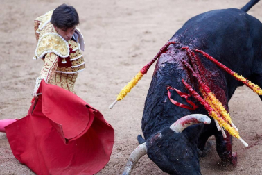 Faena de los toros de la ganadería del Puerto de San Lorenzo para los diestros Paco Ureña, Román y José Garrido.