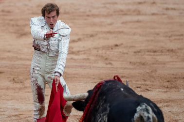Faena de los toros de la ganadería del Puerto de San Lorenzo para los diestros Paco Ureña, Román y José Garrido.