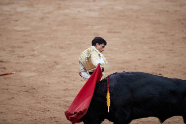 Faena de los toros de la ganadería del Puerto de San Lorenzo para los diestros Paco Ureña, Román y José Garrido.