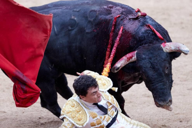 Faena de los toros de la ganadería del Puerto de San Lorenzo para los diestros Paco Ureña, Román y José Garrido.