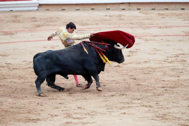 Faena de los toros de la ganadería del Puerto de San Lorenzo para los diestros Paco Ureña, Román y José Garrido.
