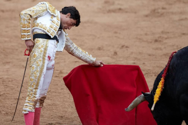 Faena de los toros de la ganadería del Puerto de San Lorenzo para los diestros Paco Ureña, Román y José Garrido.