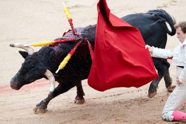 Faena de los toros de la ganadería del Puerto de San Lorenzo para los diestros Paco Ureña, Román y José Garrido.