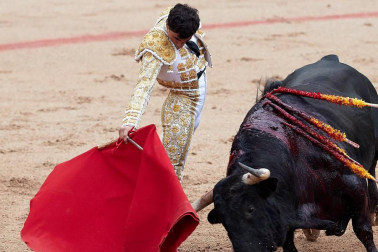 Faena de los toros de la ganadería del Puerto de San Lorenzo para los diestros Paco Ureña, Román y José Garrido.