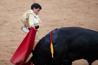 Faena de los toros de la ganadería del Puerto de San Lorenzo para los diestros Paco Ureña, Román y José Garrido.