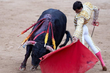 Faena de los toros de la ganadería del Puerto de San Lorenzo para los diestros Paco Ureña, Román y José Garrido.