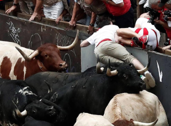 Imágenes de los momentos más peligrosos del primer encierro de San Fermín