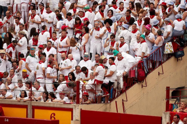 Público asistente a la Plaza de Toros de Pamplona durante la primera corrida de la Feria dle Toro 2018.