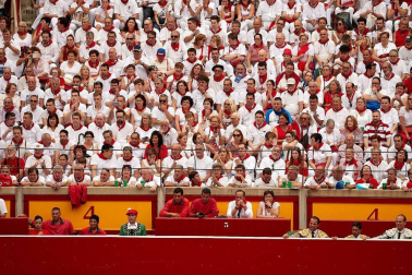 Público asistente a la Plaza de Toros de Pamplona durante la primera corrida de la Feria dle Toro 2018.