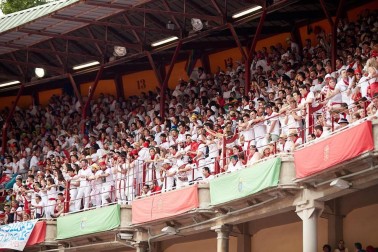 Público asistente a la Plaza de Toros de Pamplona durante la primera corrida de la Feria dle Toro 2018.