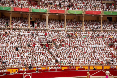 Público asistente a la Plaza de Toros de Pamplona durante la primera corrida de la Feria dle Toro 2018.