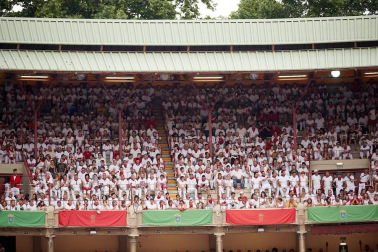 Público asistente a la Plaza de Toros de Pamplona durante la primera corrida de la Feria dle Toro 2018.