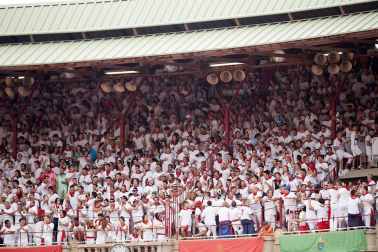 Público asistente a la Plaza de Toros de Pamplona durante la primera corrida de la Feria dle Toro 2018.