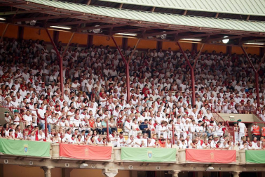 Público asistente a la Plaza de Toros de Pamplona durante la primera corrida de la Feria dle Toro 2018.