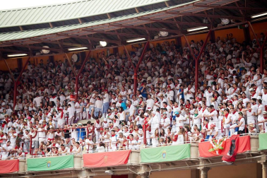 Público asistente a la Plaza de Toros de Pamplona durante la primera corrida de la Feria dle Toro 2018.